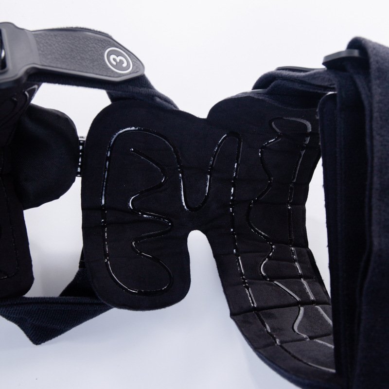 Factory adjustable knee joint fixation brace with hinged support for postoperative leg support in osteoarthritis