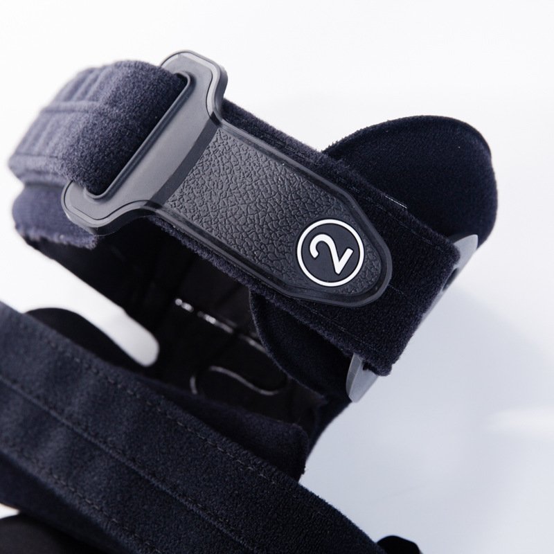 Factory adjustable knee joint fixation brace with hinged support for postoperative leg support in osteoarthritis